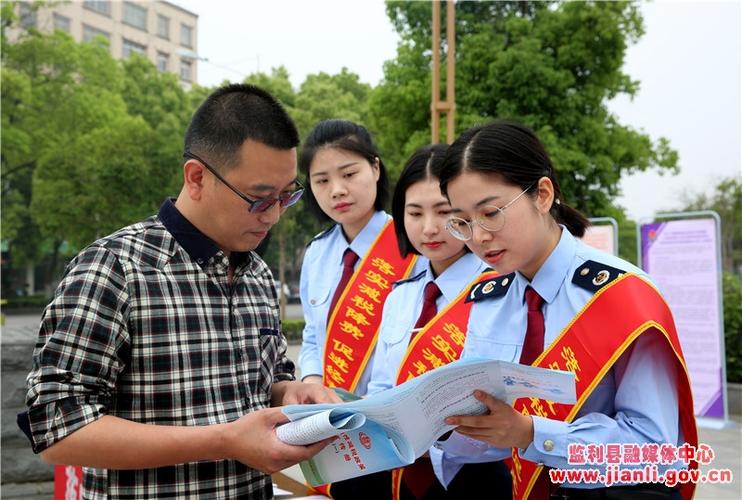 图一:税务人员为过往群众提供政策咨询场景图二:税务人员为过往群众